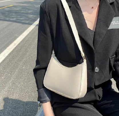 HALFMOON CROSS BODY PINK